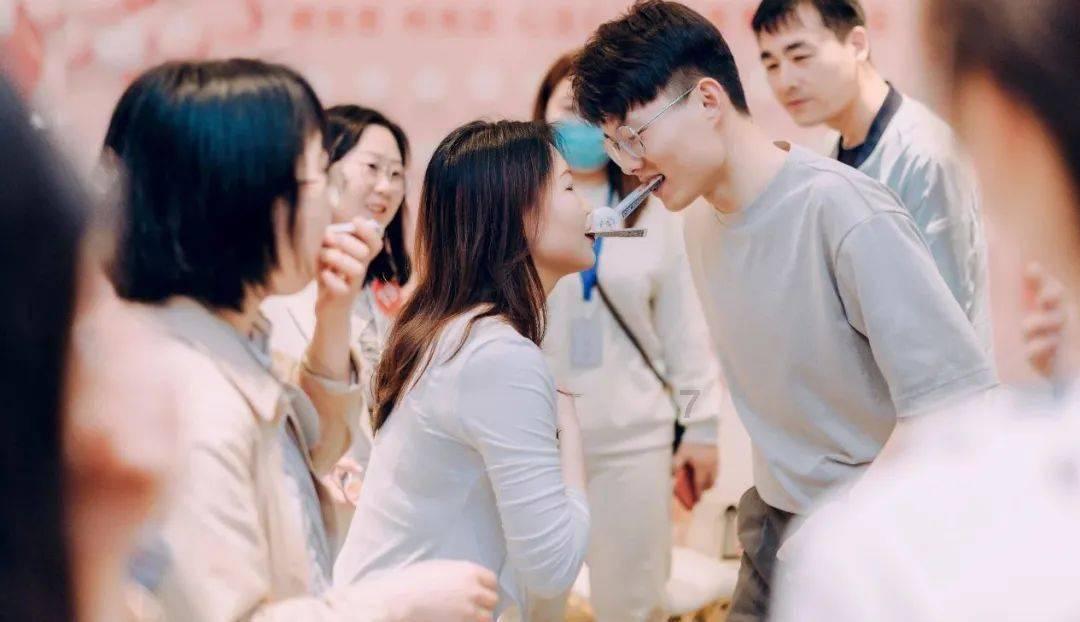 给吉吉拍好看的照片,吉吉就送手机(也送平板)!