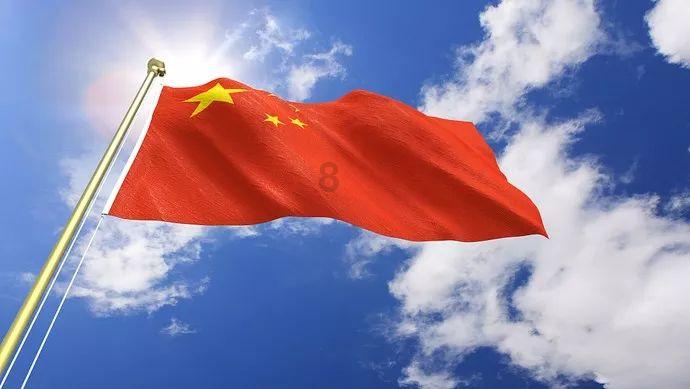 炊事班做饭时飞来一只艳丽小鸟,军长一看立刻下令,快撤