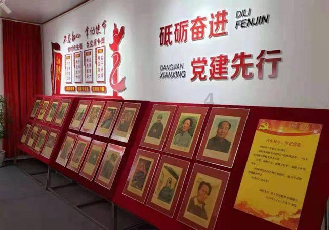 可爱女孩参加宴会